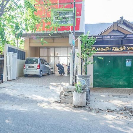 Oyo 3434 Penginapan Keluarga Syariah Hotell Lamongan Exteriör bild